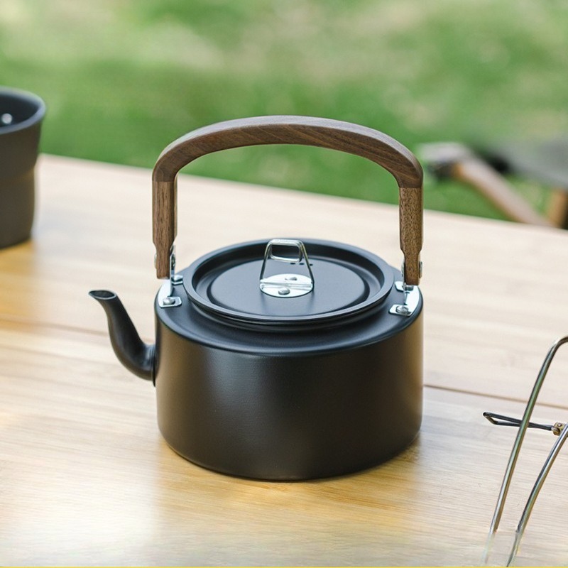 Camping Lightweight Cooking Pot - กาต้มน้ำสำหรับตั้งแคมป์น้ำหนักเบา 1.2 ลิตร ทำจากอะลูมิเนียมอัลลอยด์ พร้อมด้ามจับไม้ สีดำและสีเทา